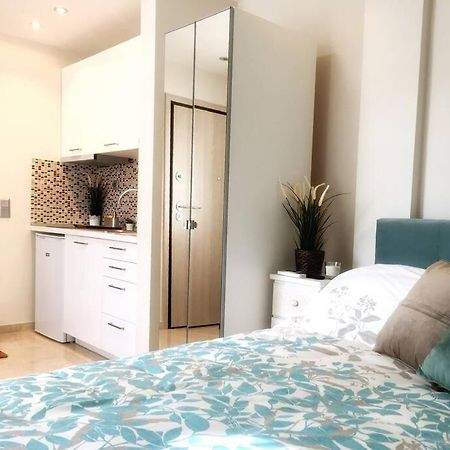 Emerald Mini Suite:Your Deluxe Studio In Kalamaria Солун Екстериор снимка
